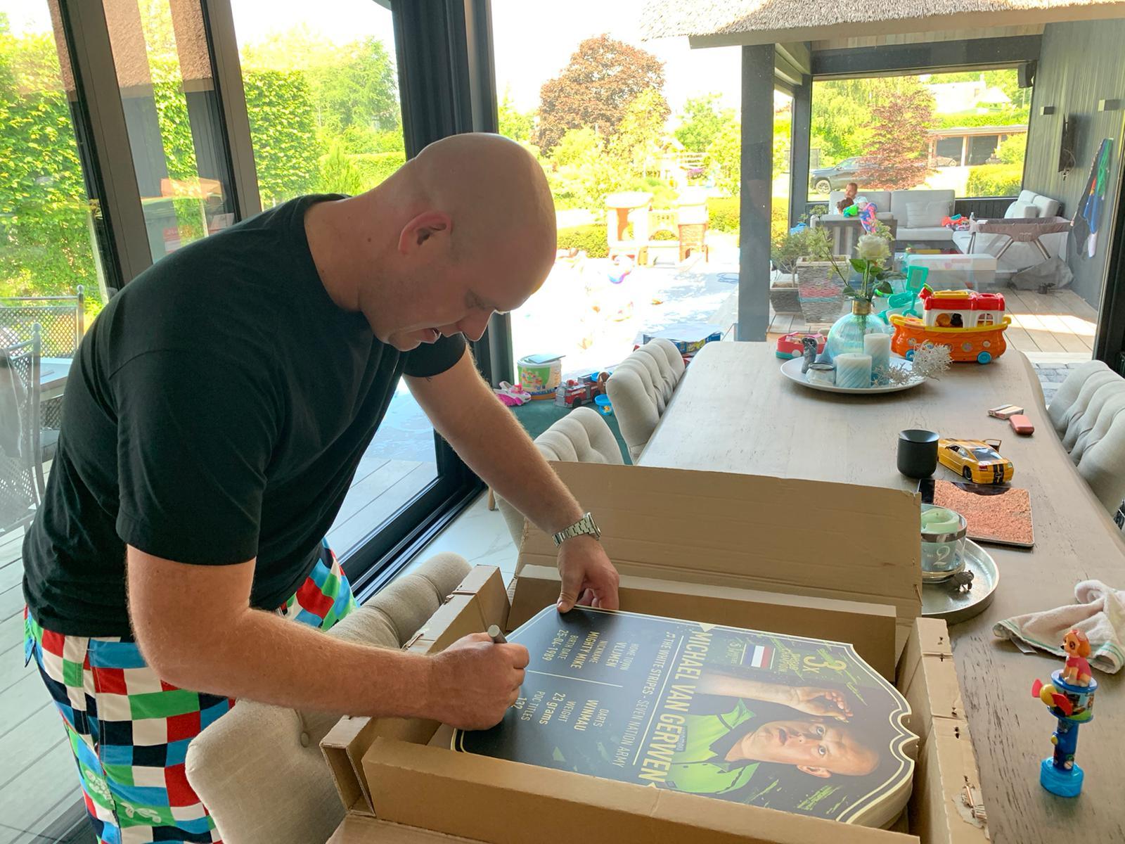 Signed Cards - Ultimate Darts